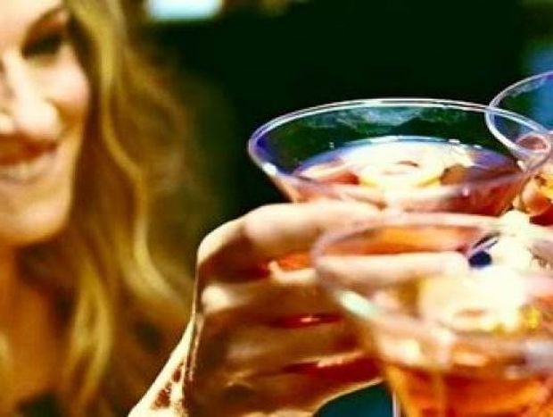 Cosmopolitan: Φτιάξτε μόνες σας το αγαπημένο ποτό της Carrie Bradshaw