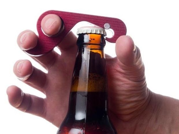 VIDEO: Ένας νέος τρόπος για να ανοίγουμε τα μπουκάλια με το ένα χέρι...
