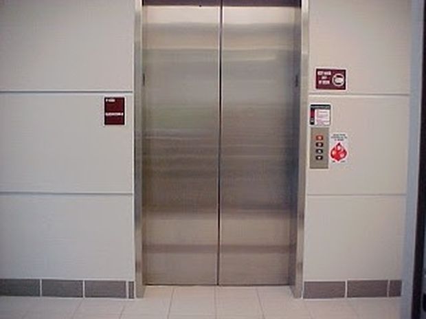 Έχετε αναρωτηθεί ποτέ γιατί τα ασανσέρ έχουν καθρέφτες;