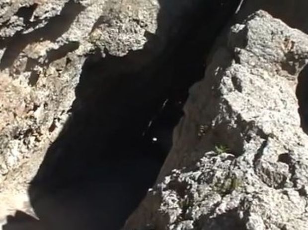ΑΠΙΣΤΕΥΤΟ VIDEO: Δεν θα το πιστεύετε τι θα εμφανιστεί μέσα από σπηλιά!