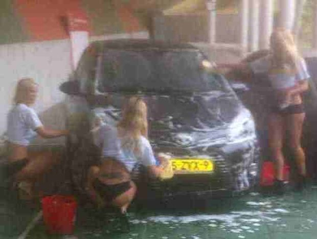Ναϊμέγκεν: Πλύσιμο αυτοκινήτου από κοπέλες με μπικίνι στους παίκτες της!