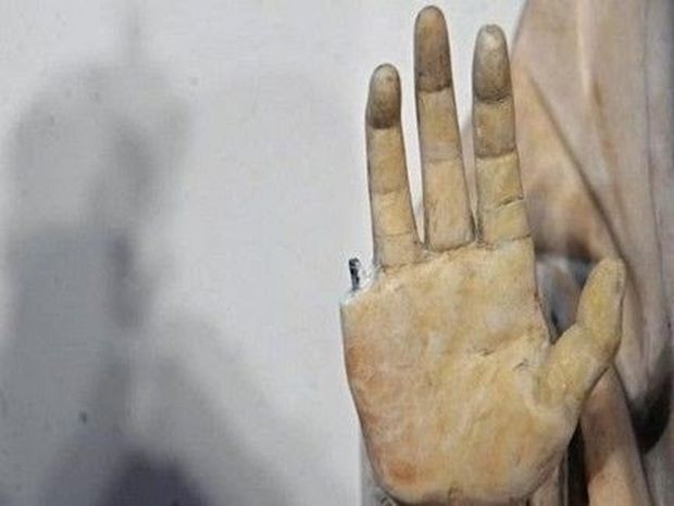 Τουρίστας έσπασε δάχτυλο από άγαλμα 600 ετών!!!