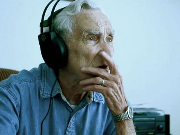 ΣΥΓΚΙΝΗΤΙΚΟ VIDEO: 96χρονος έγραψε τραγούδι για την επί 73 χρόνια σύζυγο του που έχασε πρόσφατα