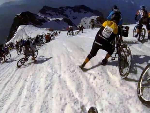 Επικό βίντεο: Κατάβαση σε χιονισμένη βουνοπλαγιά με... ποδήλατο!