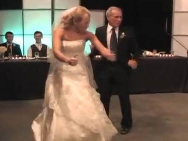 Δείτε τον απίθανο χορό μιας νύφης με τον μπαμπά της! (βίντεο)