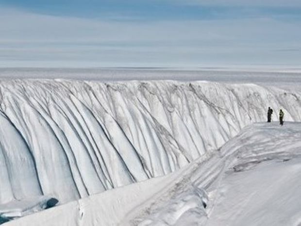 ΕΝΤΥΠΩΣΙΑΚΟ VIDEO: Ένα τεράστιο φαράγγι έκρυβαν οι πάγοι της Γροιλανδίας
