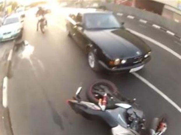 VIDEO: Τι θα έκανες αν ήσουν στην θέση αυτού του μοτοσυκλετιστή;