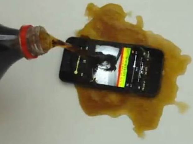Βίντεο: Δείτε τι γίνεται αν ρίξετε Coca-Cola σε ένα iPhone 5