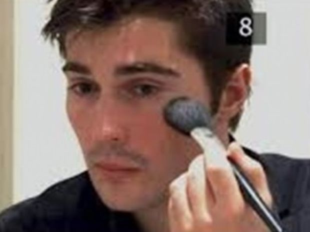 ΑΠΙΣΤΕΥΤO – Ένας στoυς δέκα άντρες φοράει makeup!