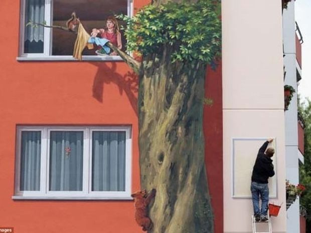 Τεράστια και εντυπωσιακή τοιχογραφία σε μια ολόκληρη γειτονιά