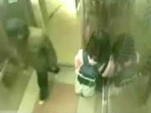 ΚΑΛΑ ΝΑ ΠΑΘΕΙ! Πιτσιρίκα τσάκισε στο ξύλο επίδοξο βιαστή μέσα σε ασανσέρ