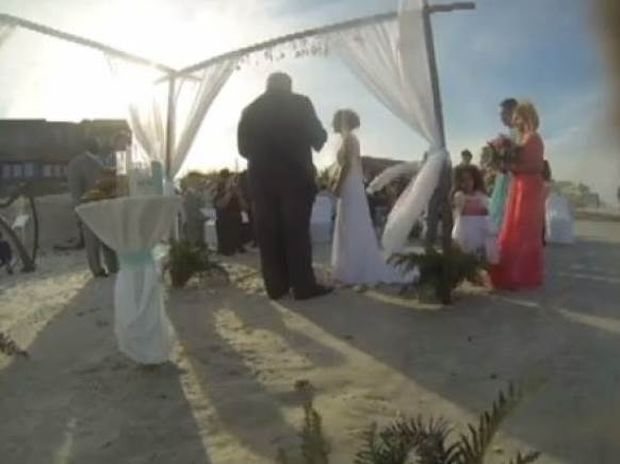 VIDEO: Απίστευτο FAIL σε ρομαντικό γάμο δίπλα στη θάλασσα!