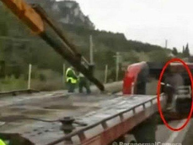 ΣΥΓΚΛΟΝΙΣΤΙΚΟ VIDEO! Φιγούρα βγαίνει μέσα από αυτοκίνητο σε σημείο που έχει πεθάνει άνθρωπος!