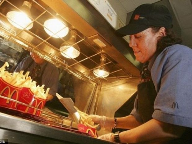 Εργαζόμενοι σε Fast Food αποκαλύπτουν τι δεν θα έτρωγαν ποτέ από το μενού!