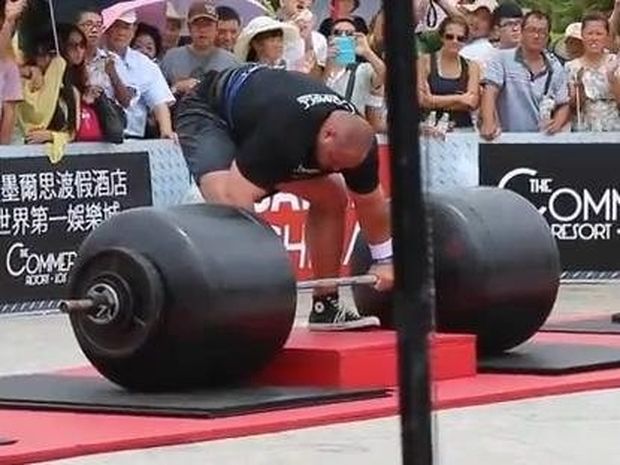 VIDEO: Σήκωσε 442 κιλά και έσπασε το ρεκόρ Γκίνες!