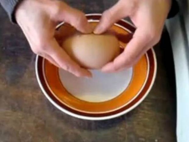 Βίντεο: Δε θα πιστέψετε τι βγαίνει μέσα από το αυγό!