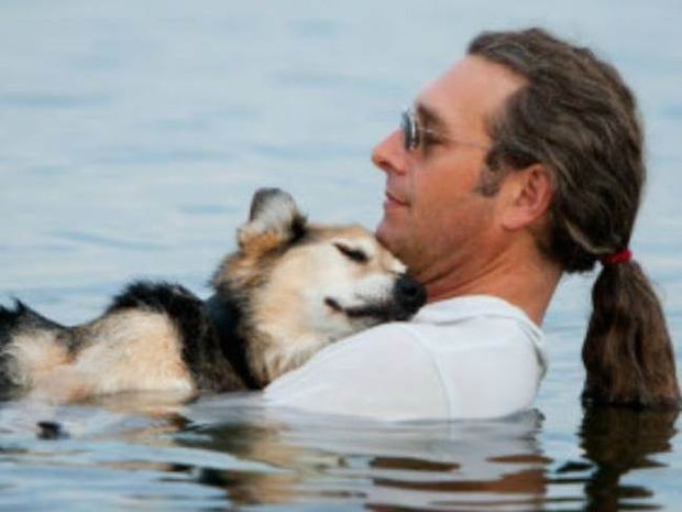 Συγκινητική φωτογραφία: Η αγάπη ενός άνδρα για το σκύλο του