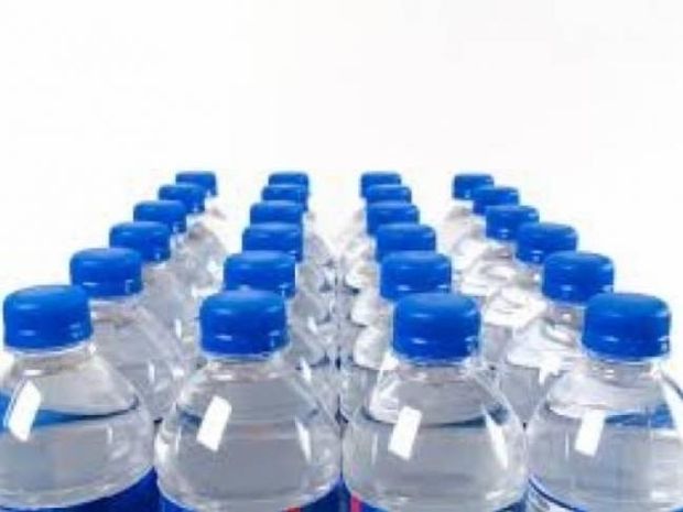 Πίνετε από πλαστικά μπουκάλια; Διαβάστε και ξανασκεφτείτε το
