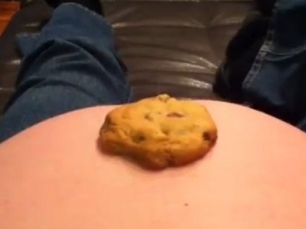 Απίστευτο: Δείτε το έμβρυο να κλωτσάει το μπισκότο από την κοιλιά της μαμάς!