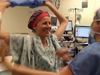 Γυναίκα που έκανε διπλή μαστεκτομή, χορεύει μέσα στο χειρουργείο με τους γιατρούς! (βίντεο) 