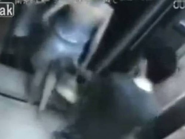 Βίντεο: «Χούφτωσε» μητέρα μπροστά στο παιδί της - Δείτε τι ακολούθησε 