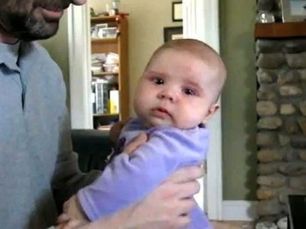 Βρήκε τον τρόπο να σταματήσει το κλάμα του μωρού του! Δείτε το ξεκαρδιστικό βίντεο