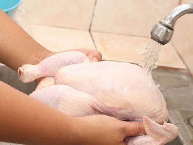 Δείτε γιατί ΔΕΝ πρέπει να πλένουμε το κοτόπουλο πριν το μαγείρεμα