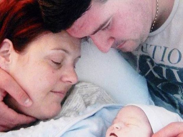 Συγκλονιστική φώτο: Κρατούν το μωρό τους για πρώτη και τελευταία φορά
