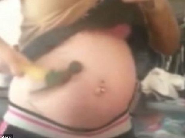 Σοκαριστικό! Έγκυος χτυπάει με σφυρί την κοιλιά της λίγο πριν γεννήσει (βίντεο, φωτογραφίες)