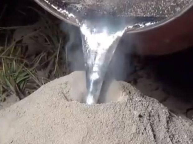 Έριξε αλουμίνιο σε φωλιά μυρμηγκιών στην αυλή του και δείτε τι έβγαλε (βίντεο) 