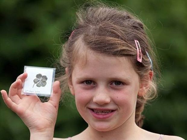 Απίστευτη τύχη για μια 7χρονη: Βρήκε ένα σπάνιο 5φυλλο τριφύλλι