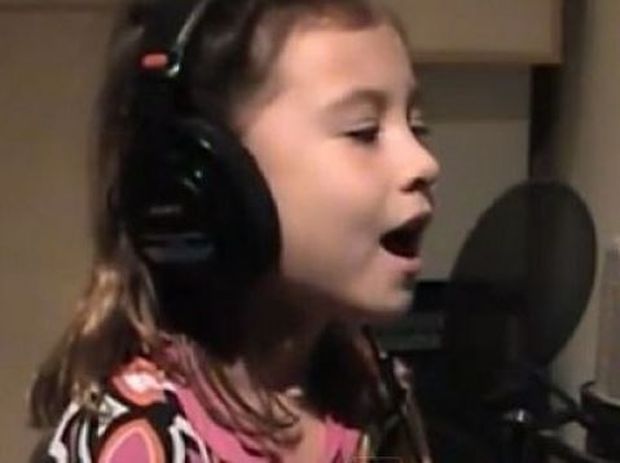 Η 7χρονη με τη «θεία» φωνή τραγουδάει για τη μητέρα που έχασε (video)