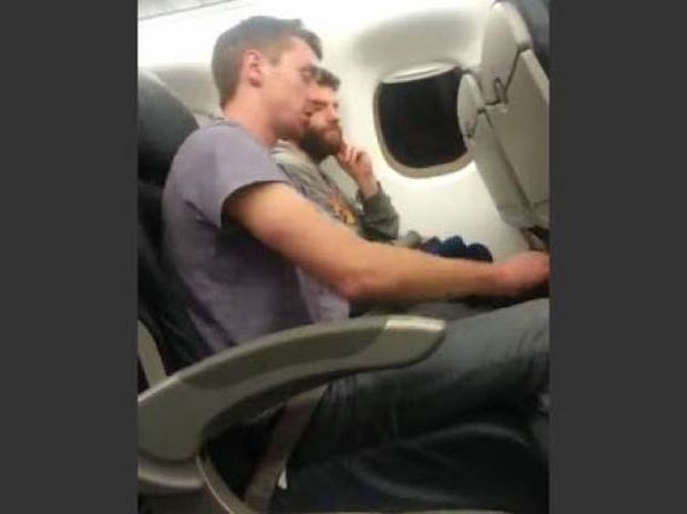Αυτόν... δεν τον θες για συνεπιβάτη στο αεροπλάνο... (βίντεο)