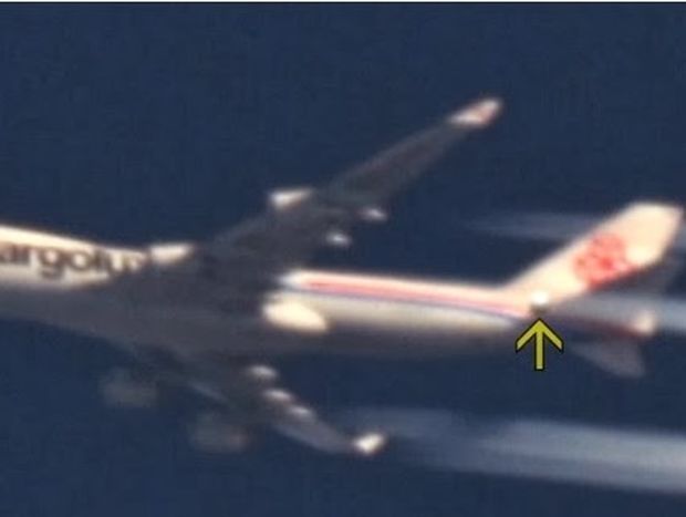 VIDEO: Φωτεινή σφαίρα περνά διπλά από αεροσκάφος στην Ιταλία