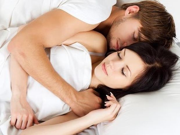 Ζευγάρια: Τι αποκαλύπτει για τη σχέση η στάση στον ύπνο