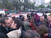 Πειραιάς: Ομοφυλόφιλοι φιλήθηκαν απέναντι από τον Σεραφείμ (pics)