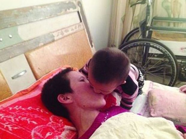 2χρονος έσωσε τη μητέρα του - Την τάιζε στόμα με στόμα για μήνες (ΦΩΤΟΓΡΑΦΙΕΣ)