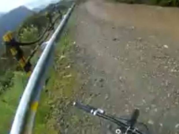 Βολιβία: Ποδηλάτης «γκρεμοτσακίστηκε» σε φαράγγι! (video)