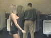 Τι γίνεται όταν μια γυναίκα μπαίνει σε λάθος τουαλέτα; (video)