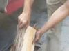 Πατέντα... Δείτε τι σκαρφίστηκε για να κόβει τα ξύλα! (βίντεο) 