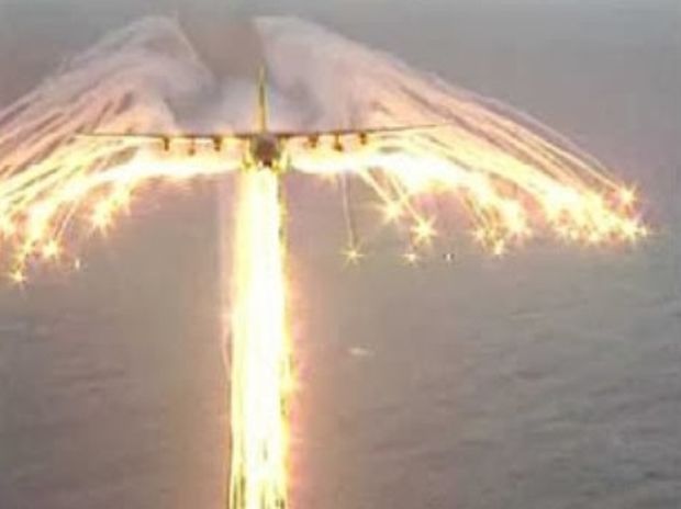 VIDEO: Πίσω απ το αεροπλάνο στον αέρα εμφανίστηκε ένας τεράστιος άγγελος!