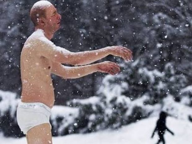 Σάλος με τον... γυμνό υπνοβάτη στο χιόνι!