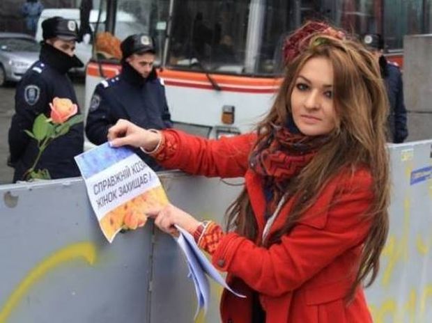 Ουκρανία: Έρωτας στα οδοφράγματα - Αστυνομικός ερωτεύτηκε διαδηλώτρια