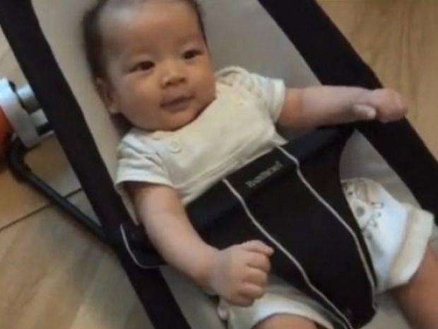 Ο απίστευτος τρόπος που ένας μπαμπάς κοιμίζει το μωρό (βίντεο)