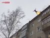 ΑΠΙΘΑΝΟ VIDEO: Κασκαντέρ αυτοπυρπολείται και πέφτει από την ταράτσα πενταώροφου κτιρίου