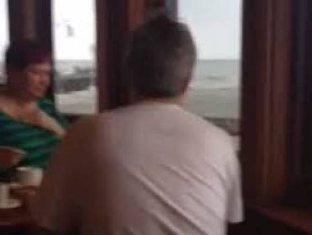 Βίντεο: Δείτε τι τους συνέβη την ώρα που έτρωγαν σε εστιατόριο!