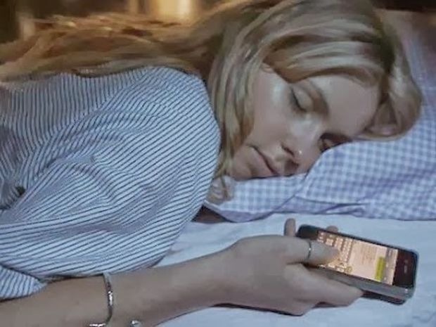 Έχεις το κινητό δίπλα σου όταν κοιμάσαι το βράδυ; Διάβασε τι μπορεί να πάθεις!