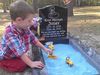 Έκανε τον τάφο παιδότοπο για να παίζει με τον αδερφό του... (βίντεο) 