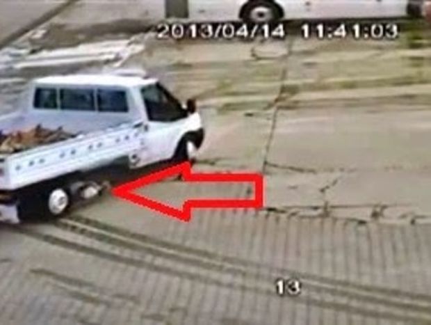 VIDEO ΣΟΚ: Τον πάτησε φορτηγάκι και δεν έπαθε τίποτα