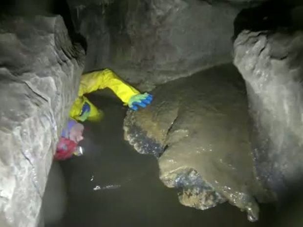 ΣΥΓΚΛΟΝΙΣΤΙΚΟ: Άντρας κόλλησε σε σπήλαιο! (βίντεο)